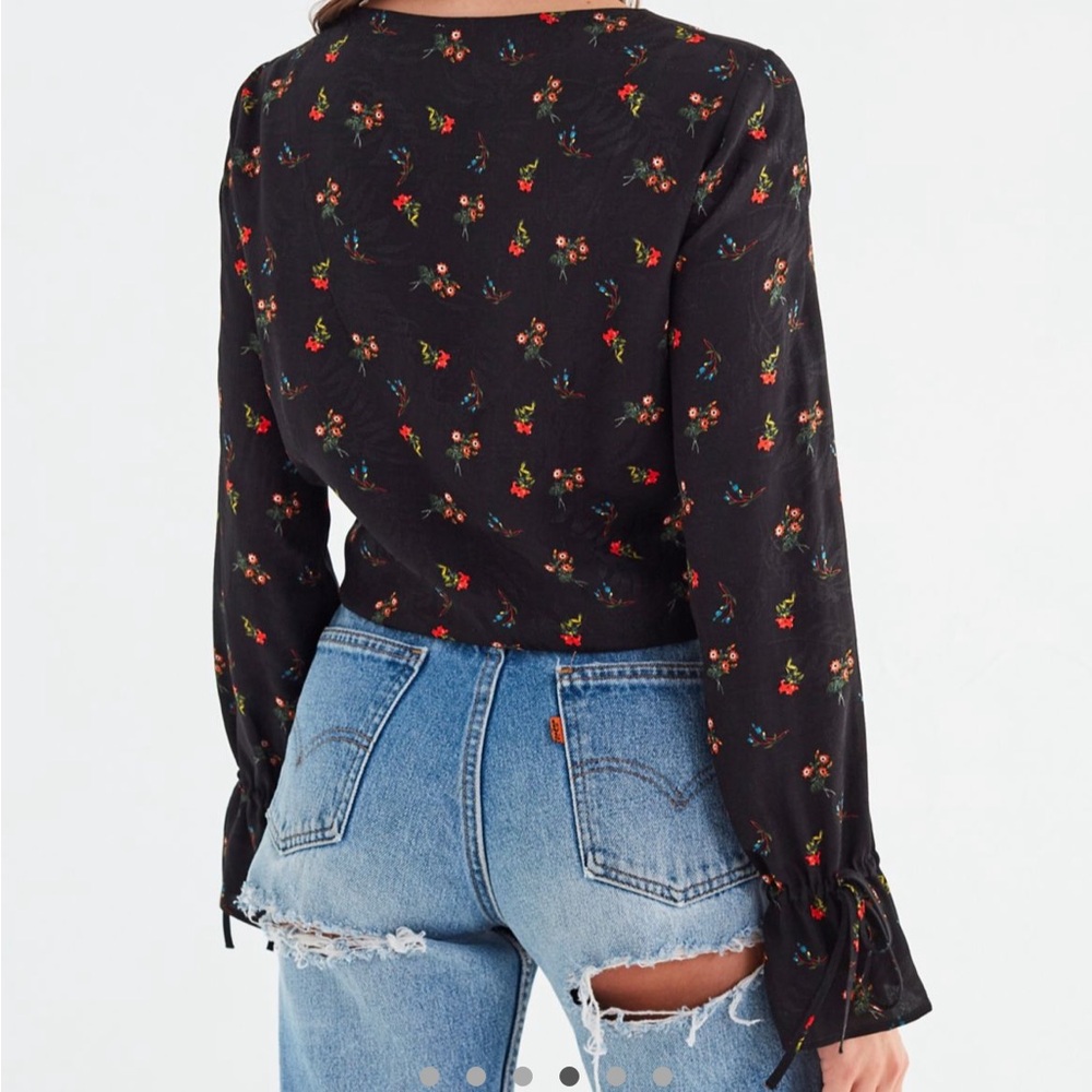 🌹 Urban Outfitters Deep V Cinched Ruffle Top - Picture 3 of 6